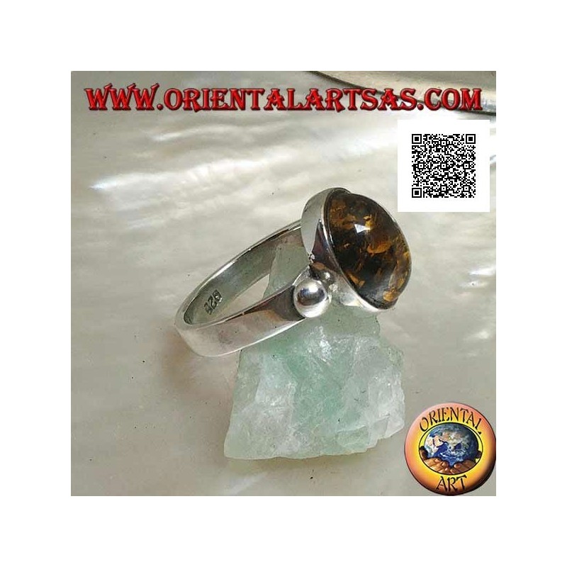 Anello in argento con ambra ovale verde cabochon con pallina laterale su montatura liscia