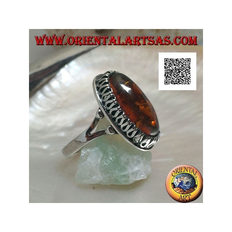 Anello in argento con ambra ovale allungata contornata da serpentina in rilievo