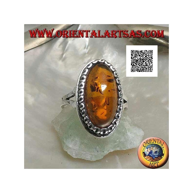 Bague en argent avec ambre ovale allongé entouré d'une serpentine en relief