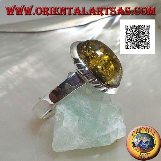 Anello in argento con ambra ovale verde cabochon e incisioni oblique sui lati (19)