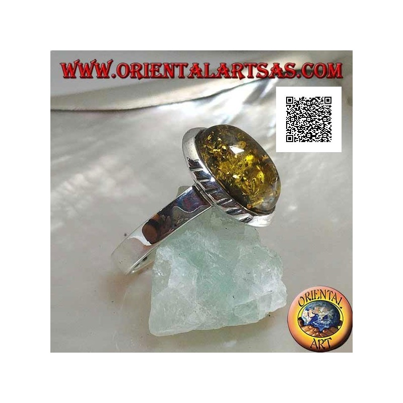 Bague en argent avec ambre cabochon vert ovale et gravures obliques sur les côtés (19)