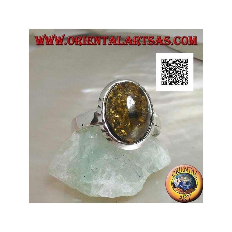 Bague en argent avec ambre cabochon vert ovale et gravures obliques sur les côtés (19)