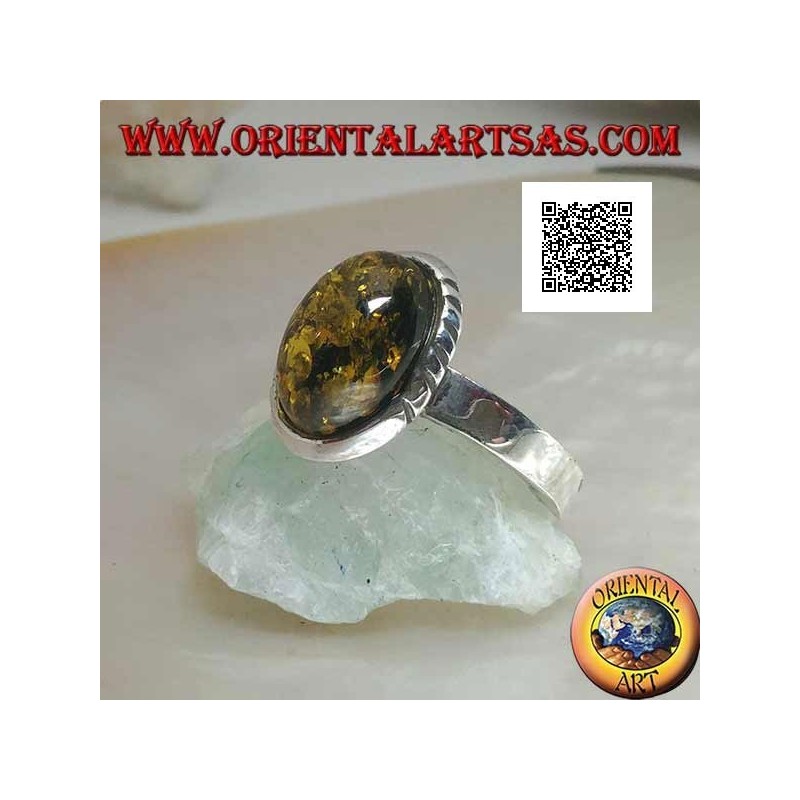 Bague en argent avec ambre cabochon vert ovale et gravures obliques sur les côtés (19)