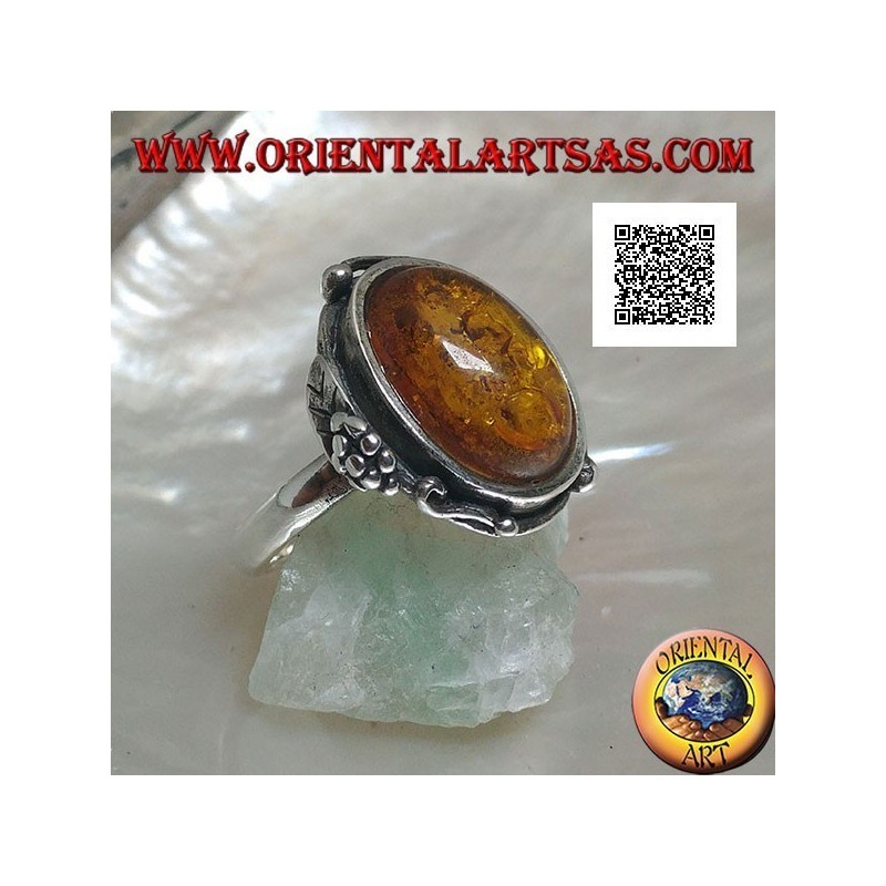Bague en argent avec cabochon ovale ambre avec deux boules et une feuille sur le bord (fine)