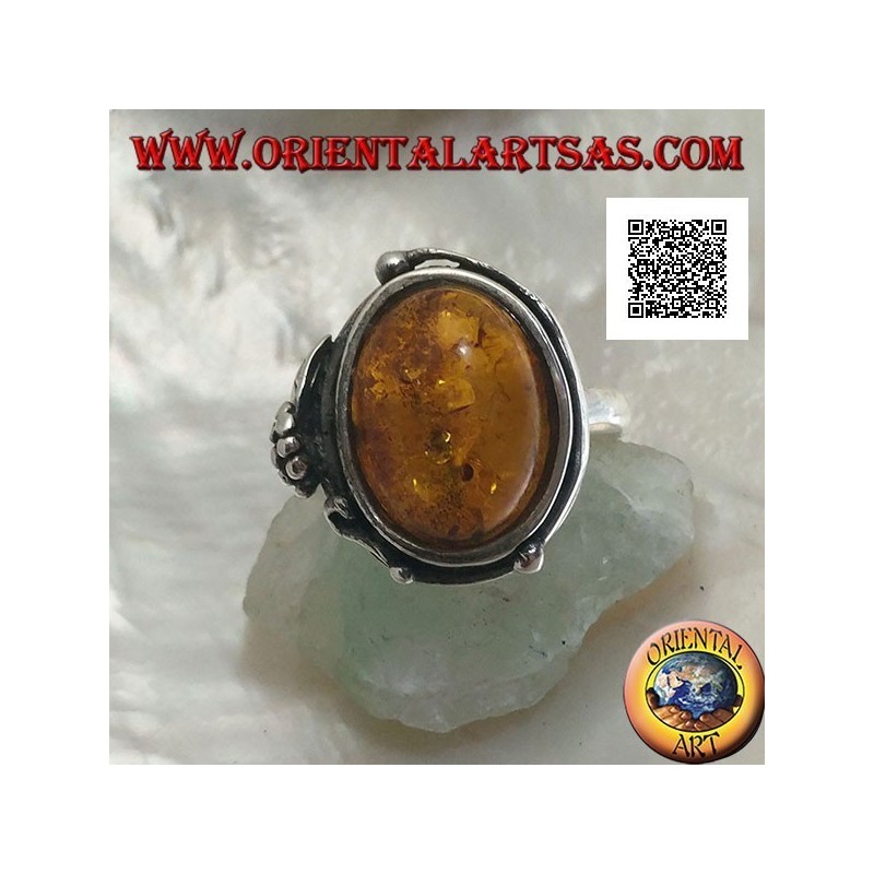Anello in argento con ambra ovale cabochon con due palline e una foglia sul bordo (sottile)