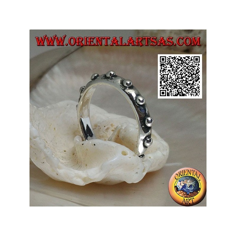 Anillo de plata con bolas en relieve (cuello tachonado)