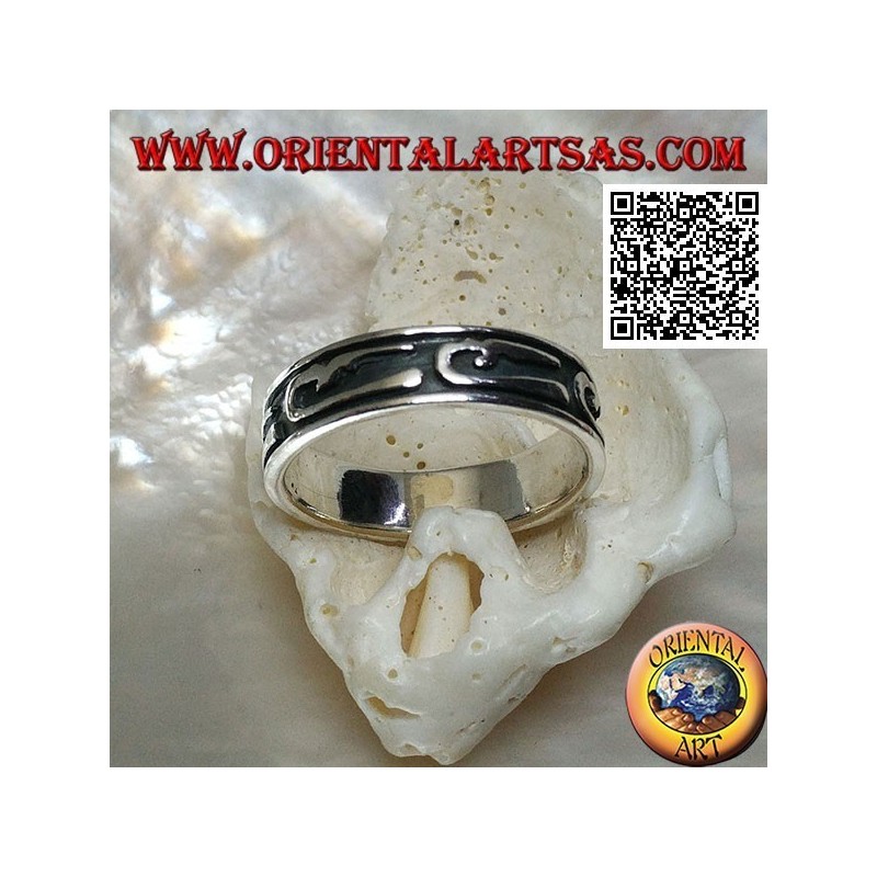 Anillo de plata con estilizados diseños en forma de U en bajorrelieve