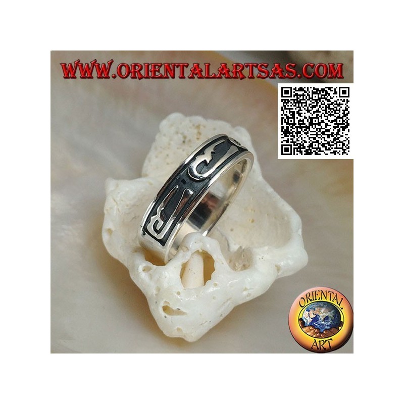 Anello a fedina in argento con disegni ad U stilizzati in bassorilievo
