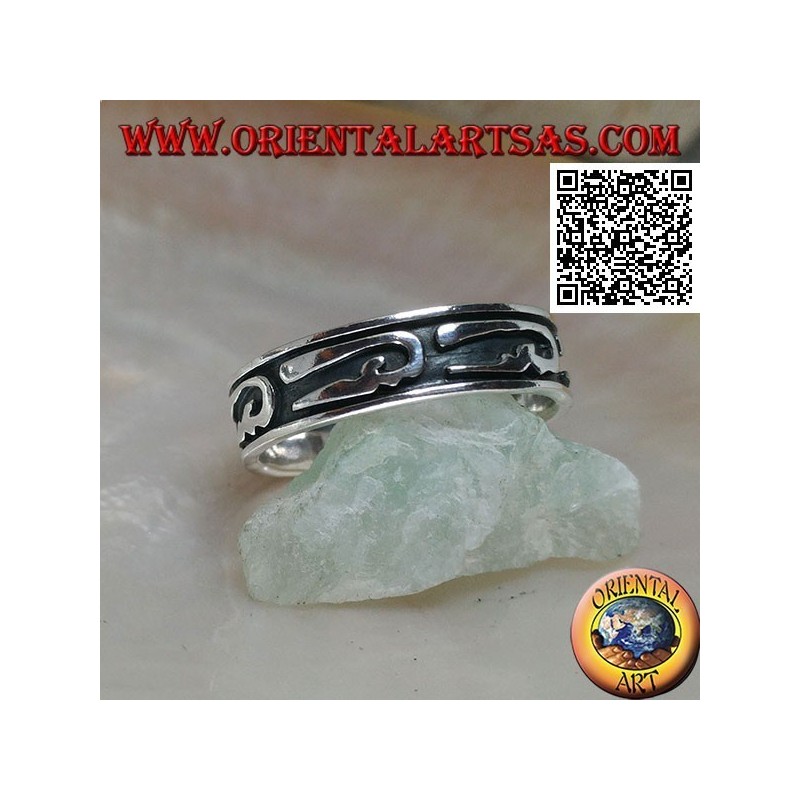 Anello a fedina in argento con disegni ad U stilizzati in bassorilievo