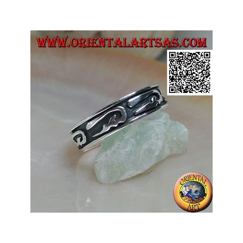Anillo de plata con estilizados diseños en forma de U en bajorrelieve