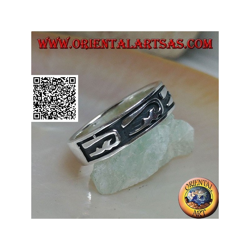 Anello a fedina in argento con disegni ad U stilizzati in bassorilievo