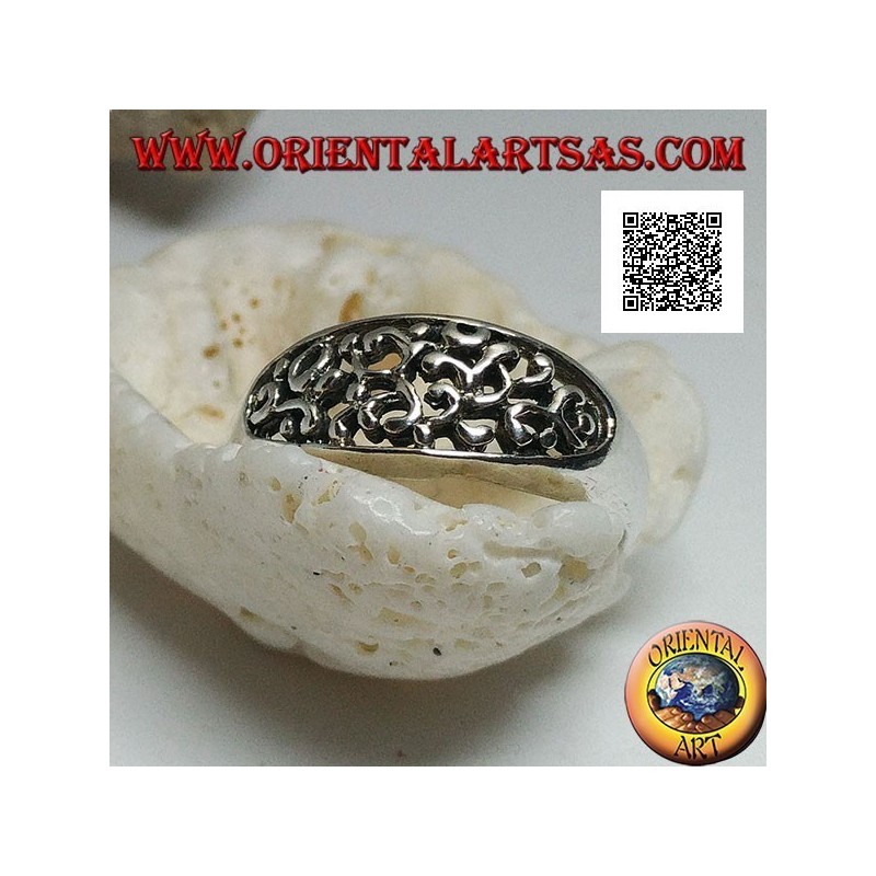 Anillo de plata con decoración densa calada sobre un óvalo horizontal