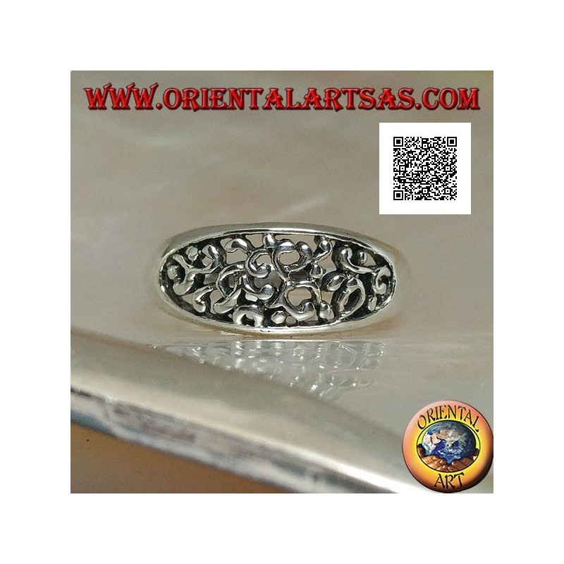 Anillo de plata con decoración densa calada sobre un óvalo horizontal