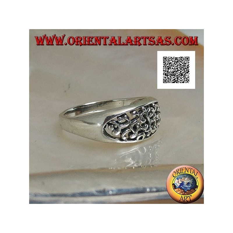 Anillo de plata con decoración densa calada sobre un óvalo horizontal