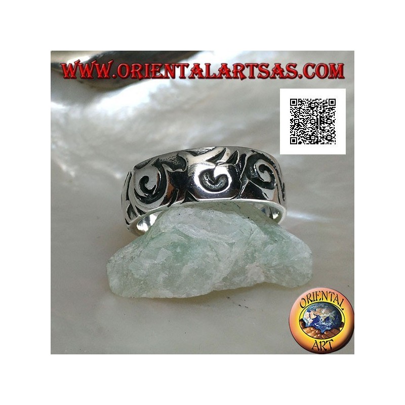 Anillo de plata con diseños ondulados de estilo maorí-polinesio grabados