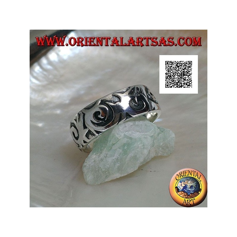 Anello a fedina in argento con disegni ondeggianti in stile maori-polinesia incisi
