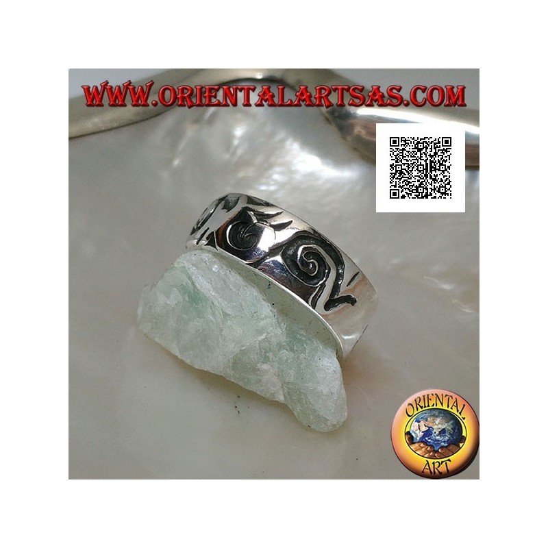 Bague en argent avec motifs ondulés gravés de style maori-polynésien