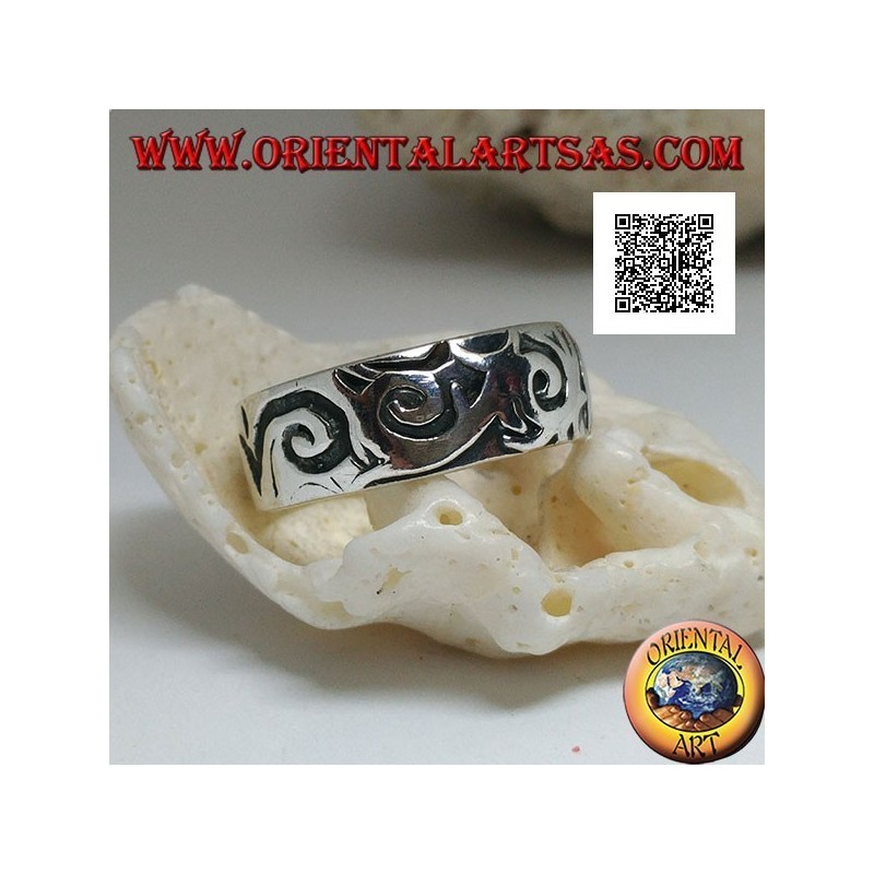 Anillo de plata con diseños ondulados de estilo maorí-polinesio grabados