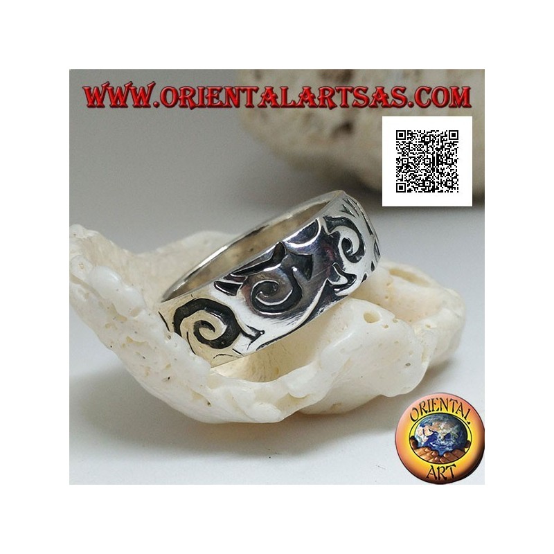 Anello a fedina in argento con disegni ondeggianti in stile maori-polinesia incisi