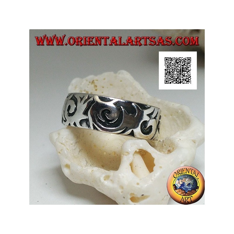 Anello a fedina in argento con disegni ondeggianti in stile maori-polinesia incisi