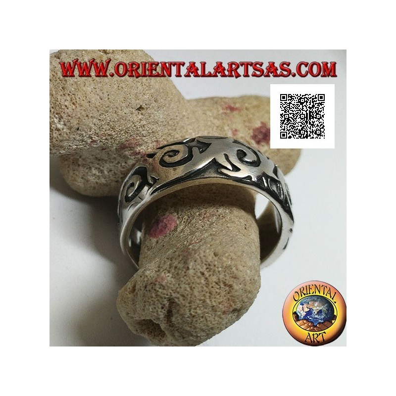 Bague en argent avec motifs ondulés gravés de style maori-polynésien