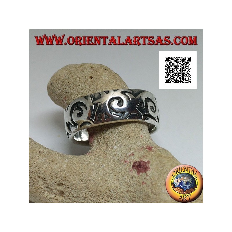 Anello a fedina in argento con disegni ondeggianti in stile maori-polinesia incisi