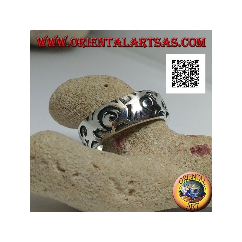 Anillo de plata con diseños ondulados de estilo maorí-polinesio grabados