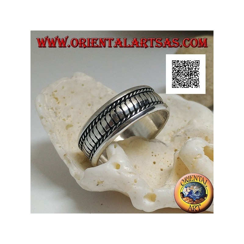 Bague en argent avec rayures verticales entre les entrelacs du haut vers le bas