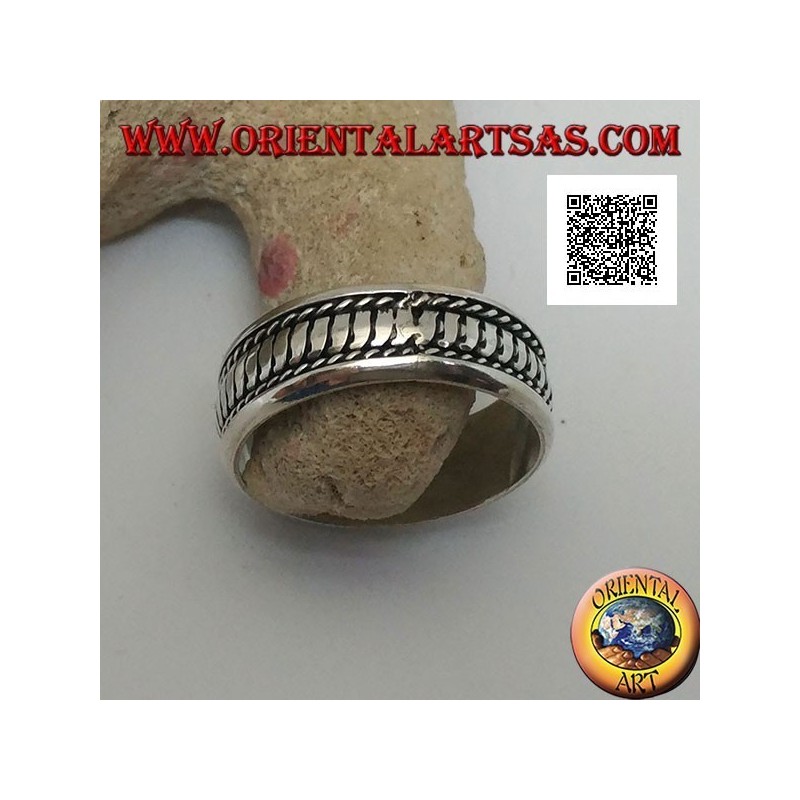 Anillo de plata con rayas verticales entrelazadas de arriba a abajo