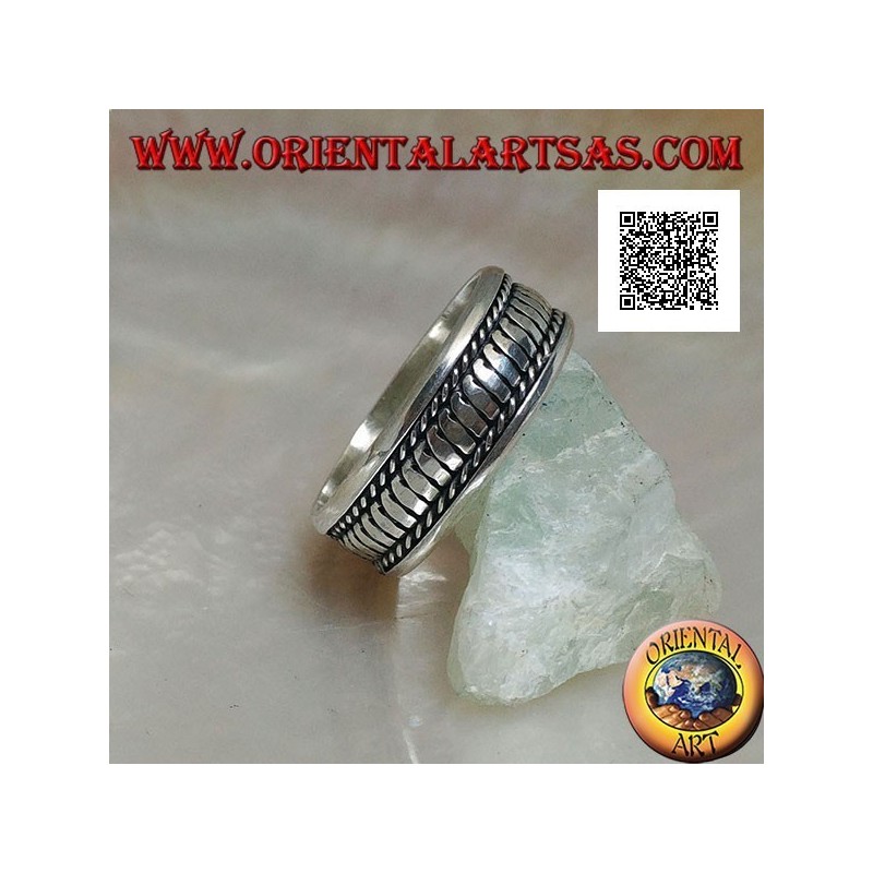 Anillo de plata con rayas verticales entrelazadas de arriba a abajo