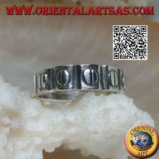 Bague en argent avec disques gravés en relief