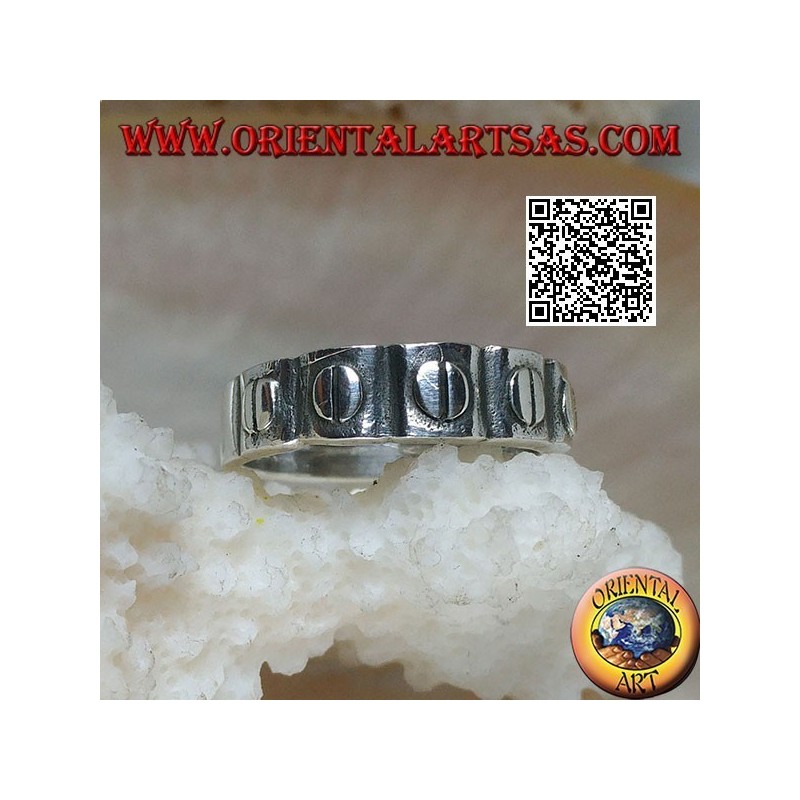 Silver ring with engraved discs in relief