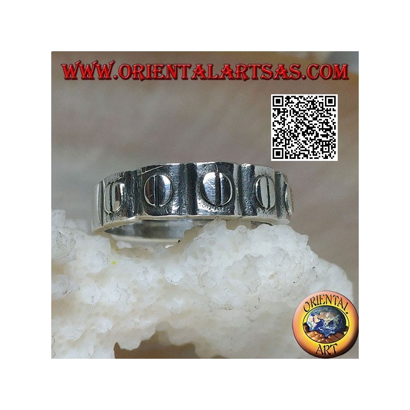 Bague en argent avec disques gravés en relief