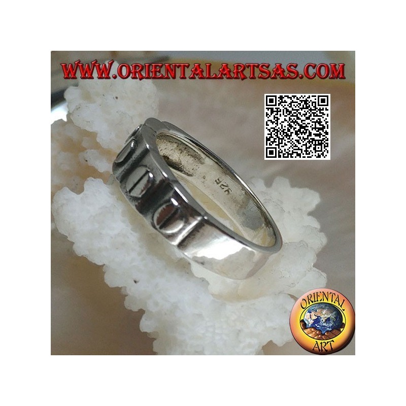 Anello a fedina in argento con dischetti incisi in rilievo