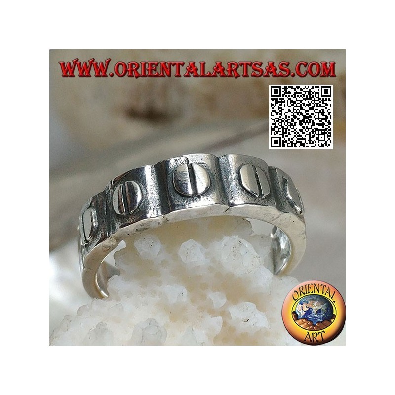 Anello a fedina in argento con dischetti incisi in rilievo