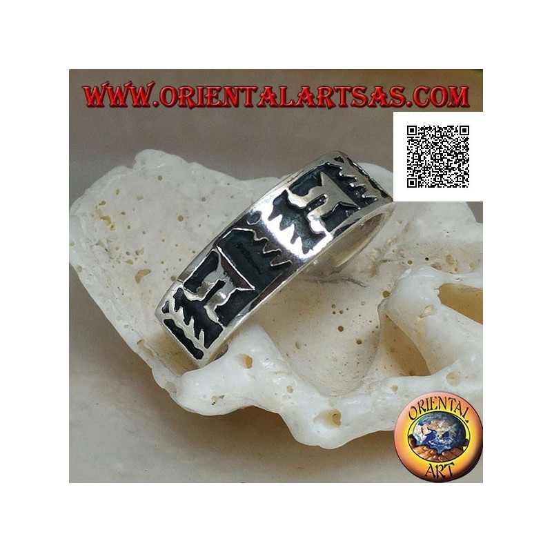 Anello fedina in argento con motivo artistico orientale in bassorilievo