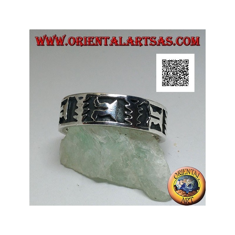 Silver ring with oriental artistic motif in bas relief
