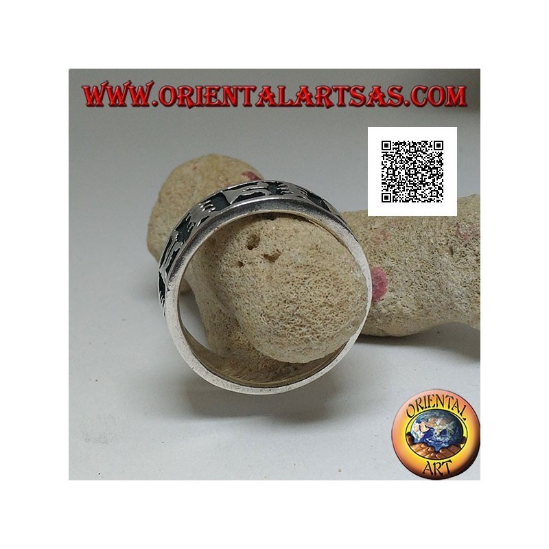 Bague en argent avec motif artistique oriental en bas-relief