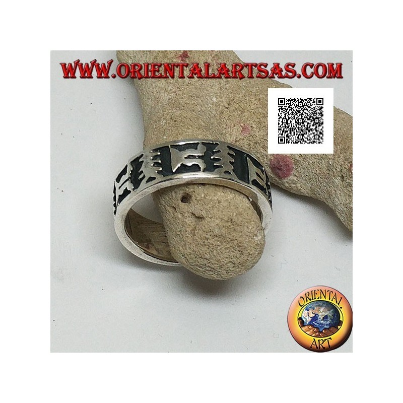 Anillo de plata con motivo artístico oriental en bajorrelieve