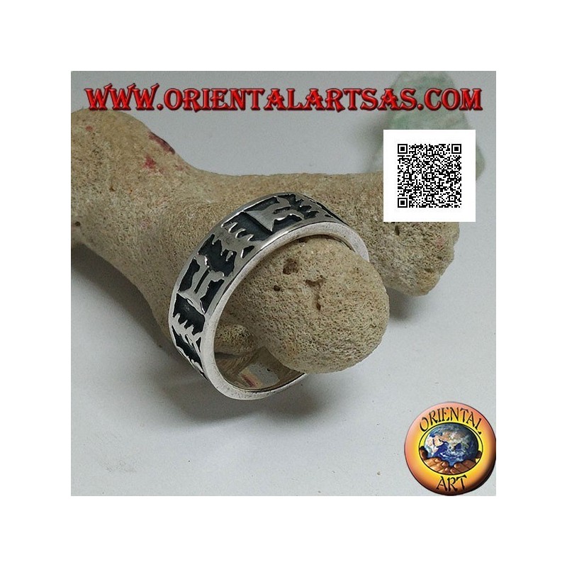 Anillo de plata con motivo artístico oriental en bajorrelieve