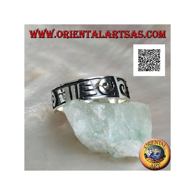 Anello fedina in argento con spirali e disegni maori in bassorilievo