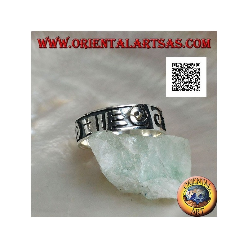 Anello fedina in argento con spirali e disegni maori in bassorilievo