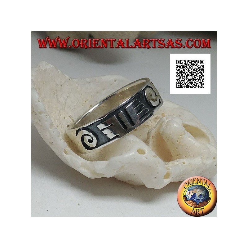 Anello fedina in argento con spirali e disegni maori in bassorilievo