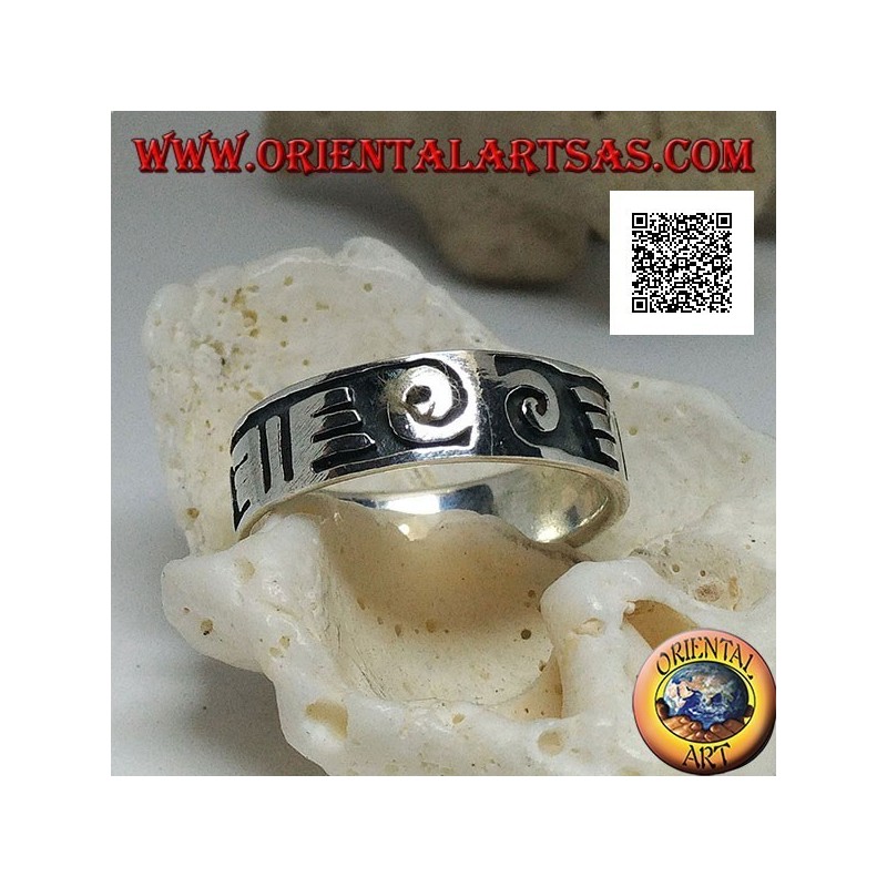 Anillo de plata con espirales y dibujos maoríes en bajorrelieve