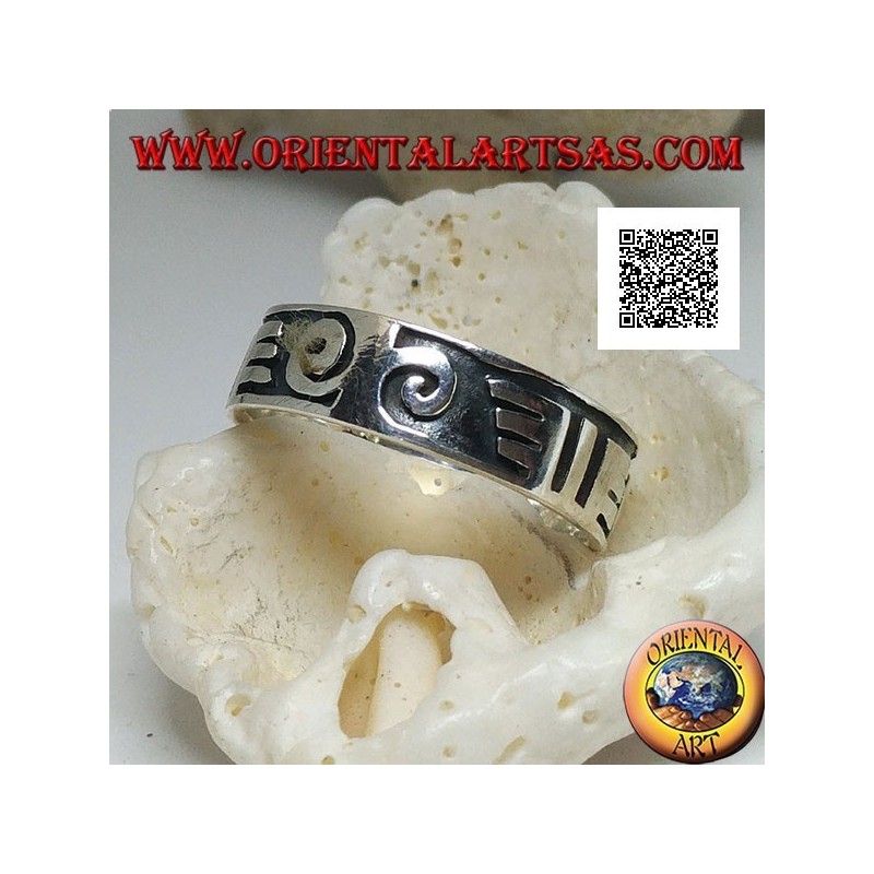 Anello fedina in argento con spirali e disegni maori in bassorilievo