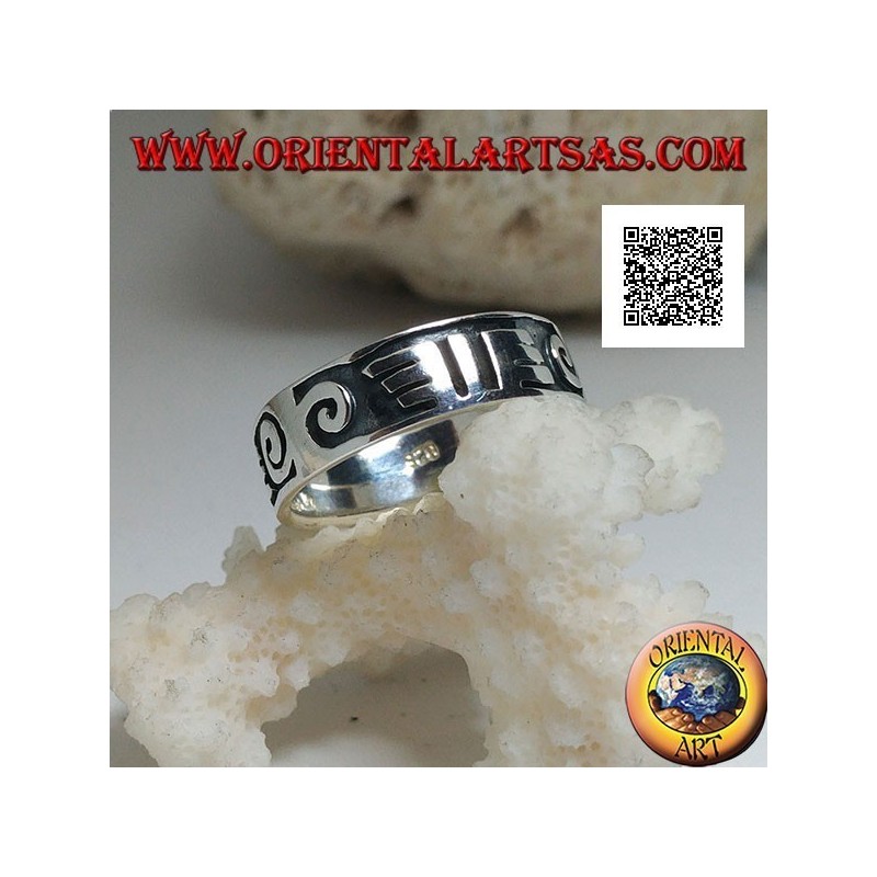 Anillo de plata con espirales y dibujos maoríes en bajorrelieve