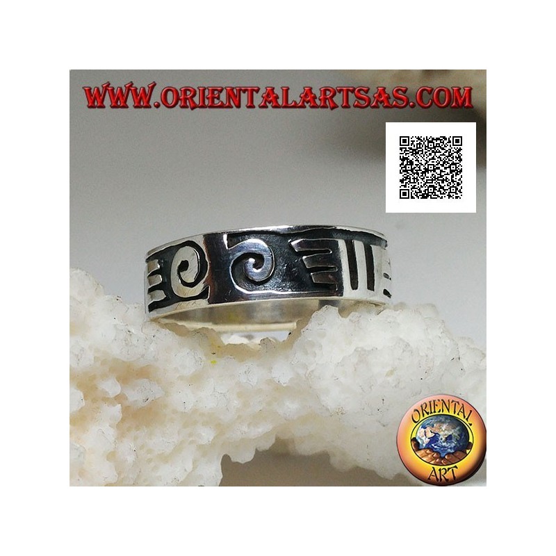 Bague en argent avec spirales et dessins maoris en bas-relief