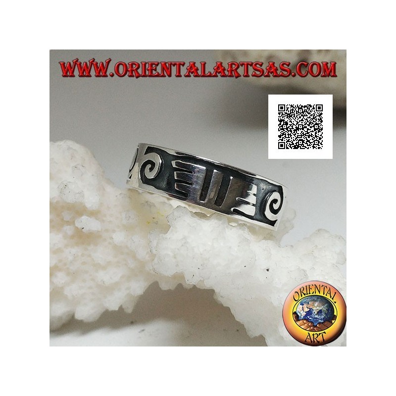 Anello fedina in argento con spirali e disegni maori in bassorilievo