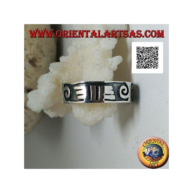 Anillo de plata con espirales y dibujos maoríes en bajorrelieve