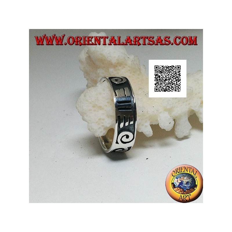 Bague en argent avec spirales et dessins maoris en bas-relief